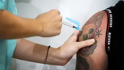 Andalucía, Baleares y Cataluña abren la vacunación sin cita previa para frenar al coronavirus Andalucía, Baleares y Cataluña abren la vacunación sin cita previa para frenar al coronavirus