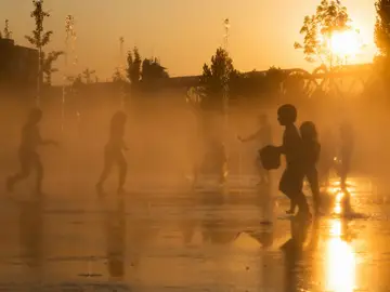Niños refrescándose durante una ola de calor Niños refrescándose durante una ola de calor