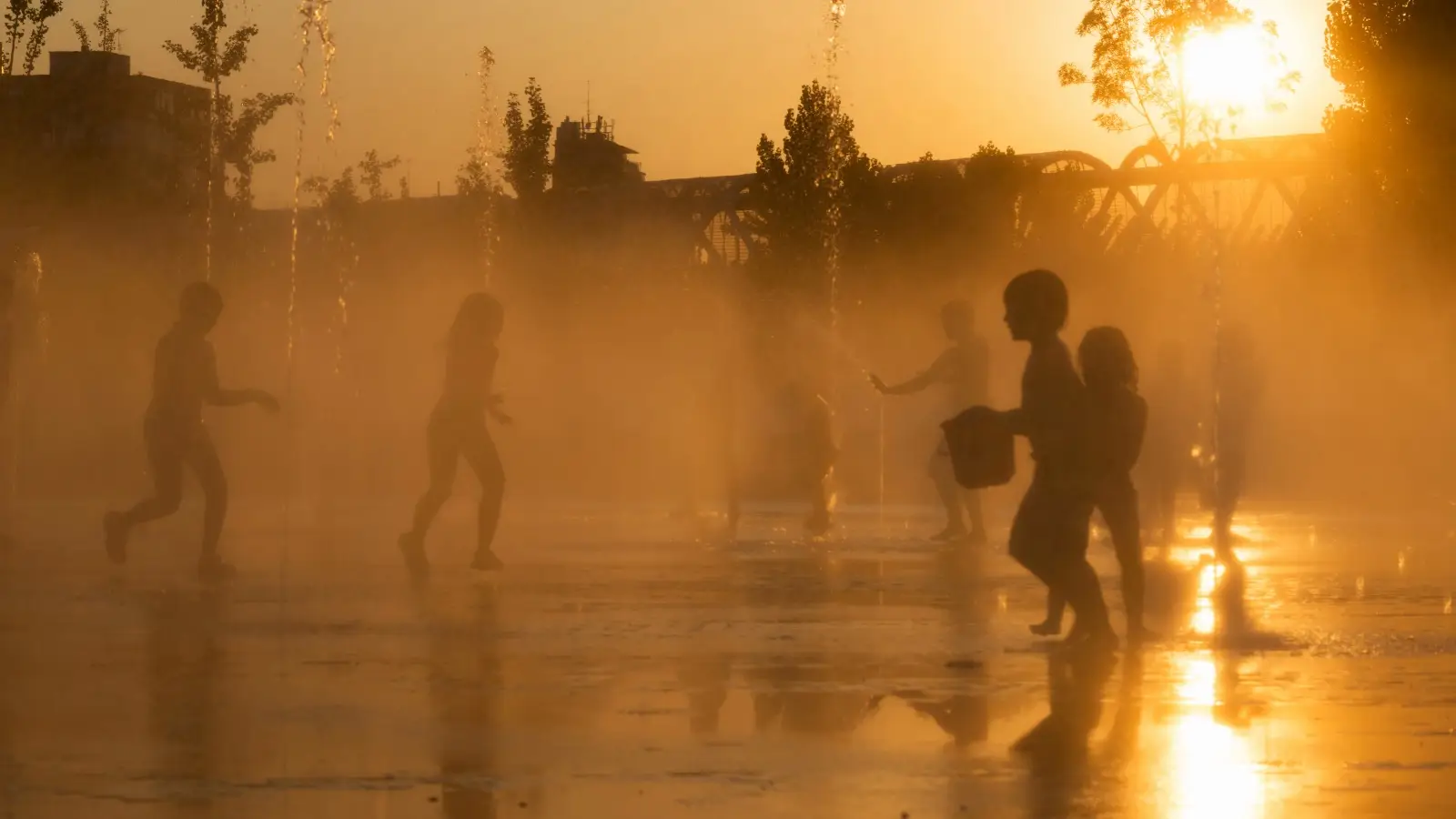 Ni&ntilde;os refresc&aacute;ndose durante una ola de calor
