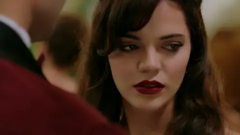 Züleyha, Yilmaz y Demir: un triángulo lleno de celos La joven ve a Yilmaz bailando con otra mujer