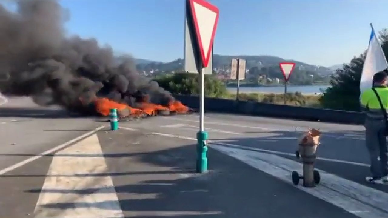 Trabajadores de la empresa pastera ENCE en Pontevedra cortan el tráfico y levantan barricadas - Vimarsana News