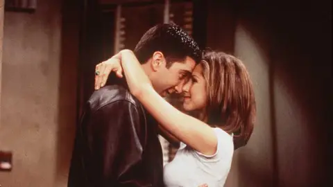 Jennifer Aniston y David Schwimmer actuando en 'Friends'