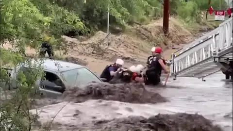 Rescatada una conductora en Arizona atrapada por las inundaciones que asolan la zona Rescatada una conductora en Arizona atrapada por las inundaciones que asolan la zona