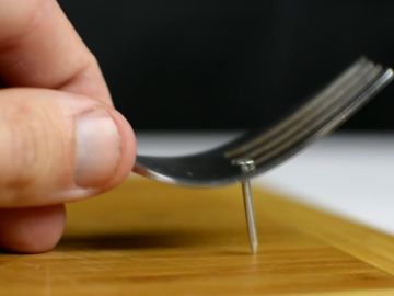 Cómo evitar golpear los dedos con un martillo con objetos que tienes por casa