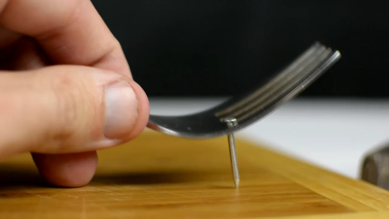 C&oacute;mo evitar golpear los dedos con un martillo con objetos que tienes por casa