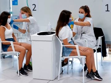 La incidencia acumulada por COVID-19 desciende 25 puntos y Sanidad notifica 17.023 nuevos positivos y 93 muertes