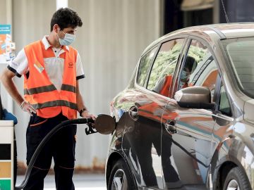 Un empleado pone gasolina a un coche en una gasolinera de Valencia