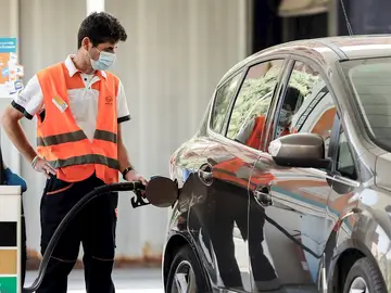 Un empleado pone gasolina a un coche en una gasolinera de Valencia Un empleado pone gasolina a un coche en una gasolinera de Valencia