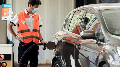 Un empleado pone gasolina a un coche en una gasolinera de Valencia Un empleado pone gasolina a un coche en una gasolinera de Valencia