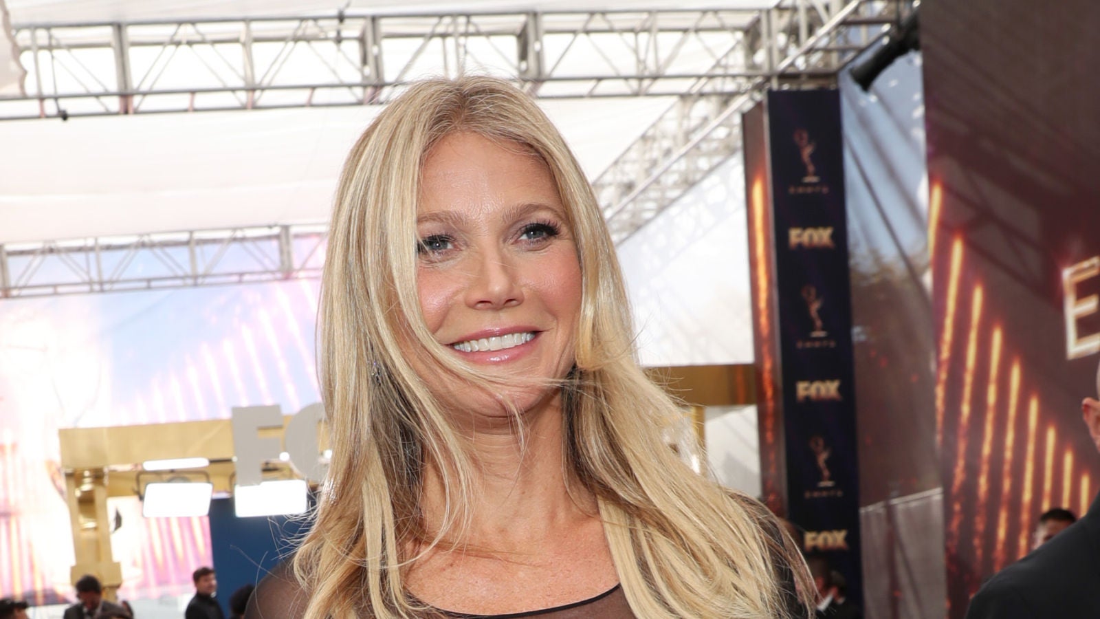 Se la juega: El vídeo de Gwyneth Paltrow cocinando una tortilla española y su curiosa forma de darle la vuelta