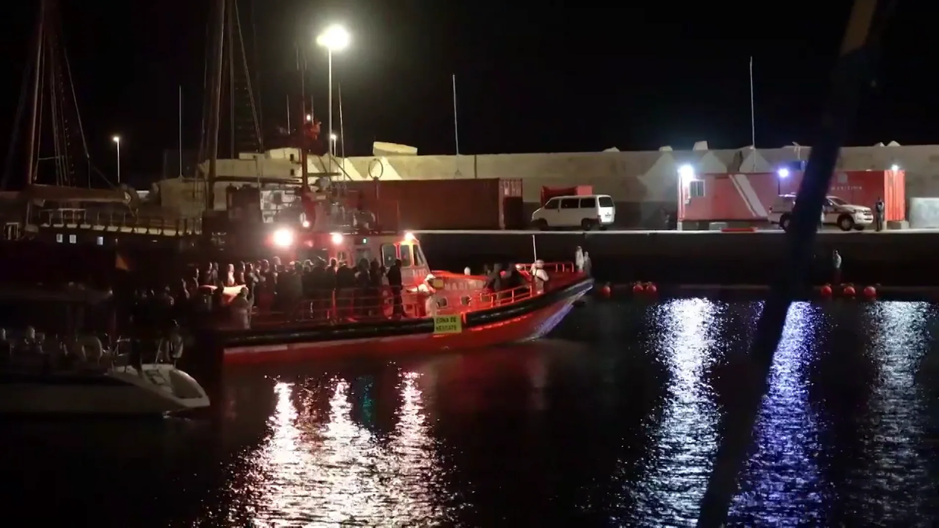 Salvamento rescata a 110 migrantes en dos zodiac, rumbo a Fuerteventura, un bebé entre ellos