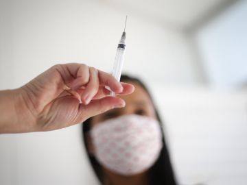 Alemania vacunará contra el coronavirus a 8.500 personas que recibieron una solución salina