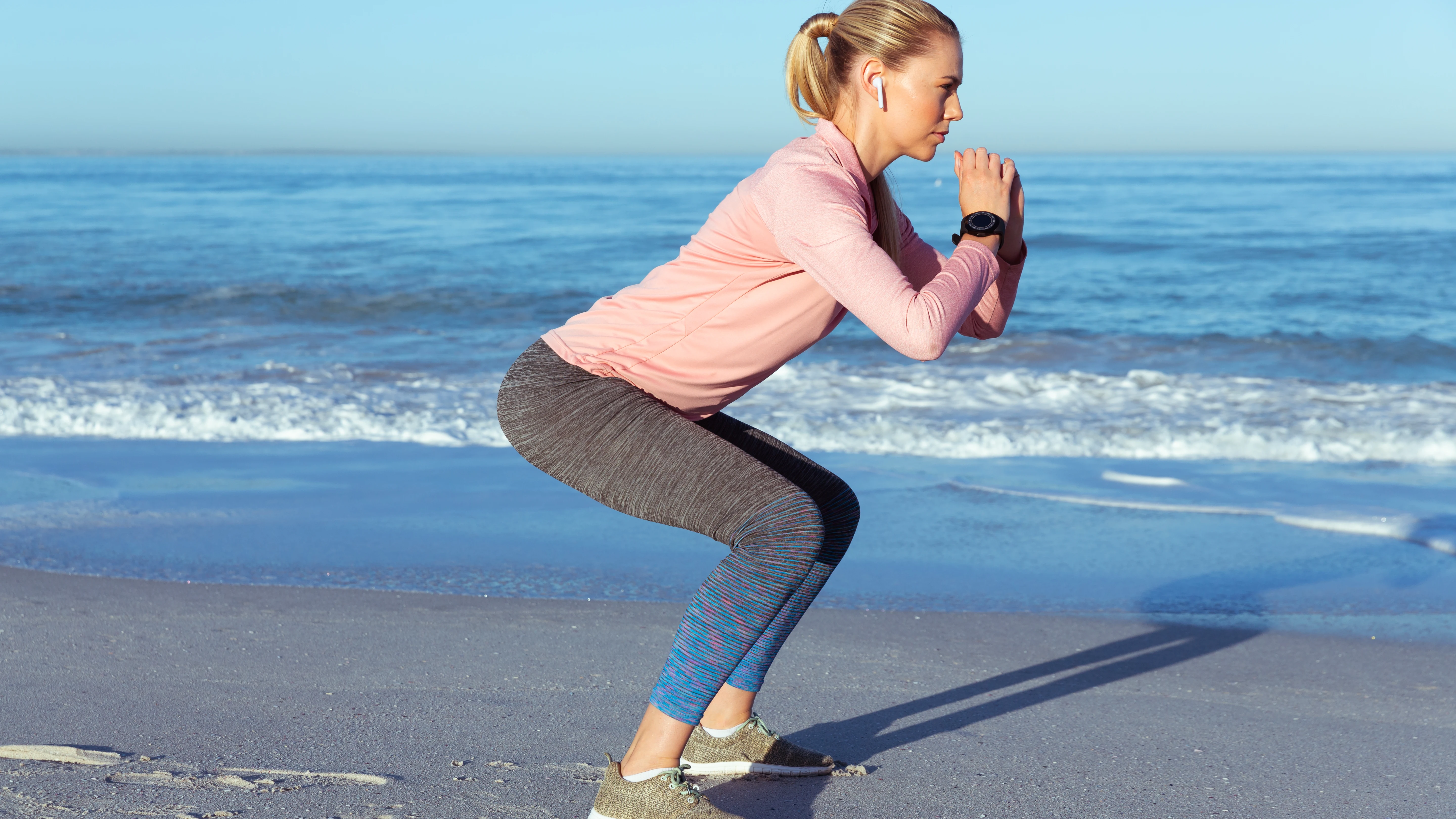 Mujer haciendo ejercicio en la playa Mujer haciendo ejercicio en la playa