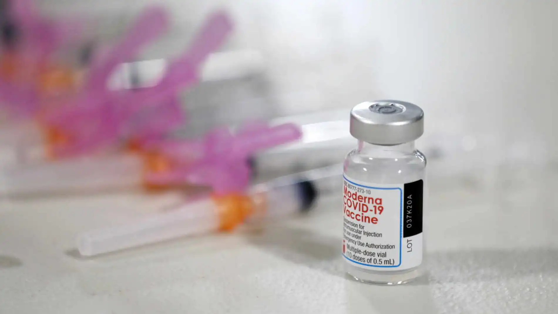 La EMA detecta 3 nuevos posibles efectos secundarios de las vacunas de Pfizer y de Moderna 