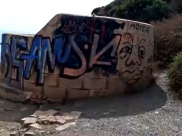 Buscan al autor de un grafiti en una cala de Murcia