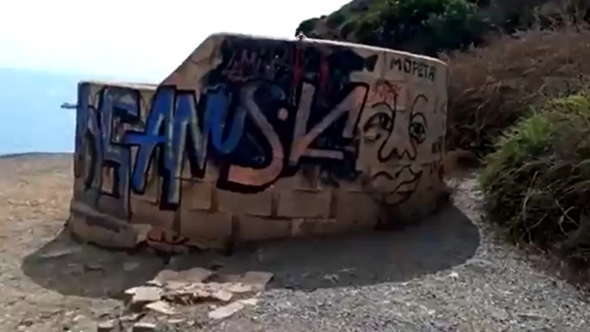 Buscan al autor de un grafiti en una cala de Murcia