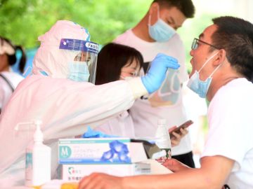 Los signos de que la quinta ola de coronavirus se debilita