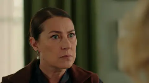 Hünkar descubre toda la verdad sobre Sermin: “Llegaré al fondo de todas tus mentiras” Hünkar encuentra unas joyas que le sirven como pista para descubrir la verdad