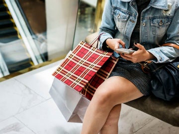 Mujer con bolsas sentada 