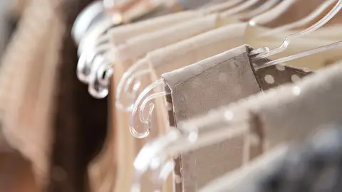 Perchas con ropa Perchas con ropa