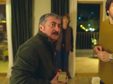 ¡Sorpresa! Patxi, Korta y Bego encuentran su primer encargo debajo de la cama ¡Sorpresa! Patxi, Korta y Bego encuentran su primer encargo debajo de la cama