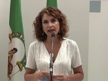 La ministra de Hacienda, María Jesús Montero, reconoce que bajar el IVA de la luz "no es suficiente" para abaratar el precio