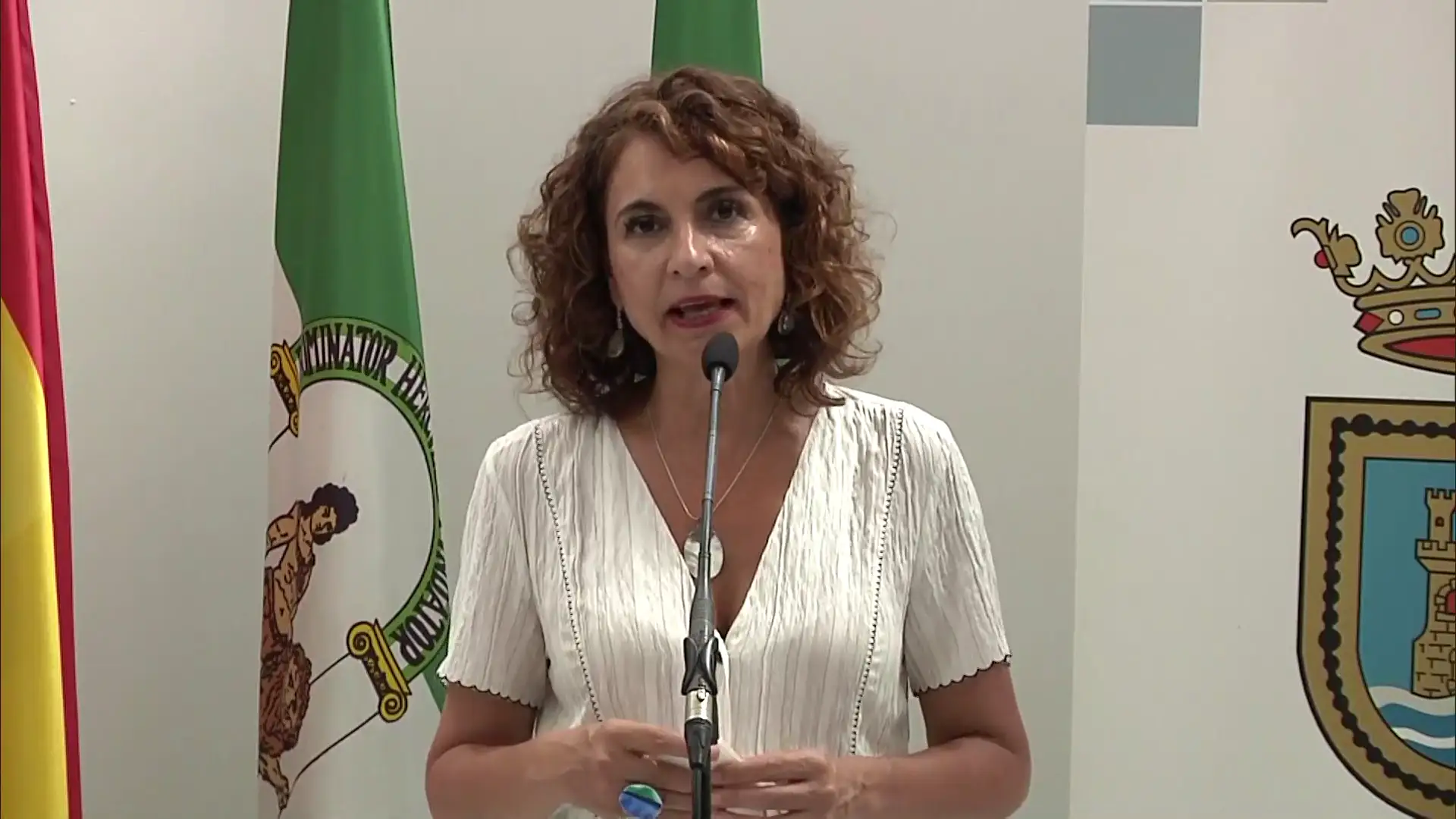 La ministra de Hacienda, María Jesús Montero, reconoce que bajar el IVA de la luz "no es suficiente" para abaratar el precio La ministra de Hacienda, María Jesús Montero, reconoce que bajar el IVA de la luz "no es suficiente" para abaratar el precio