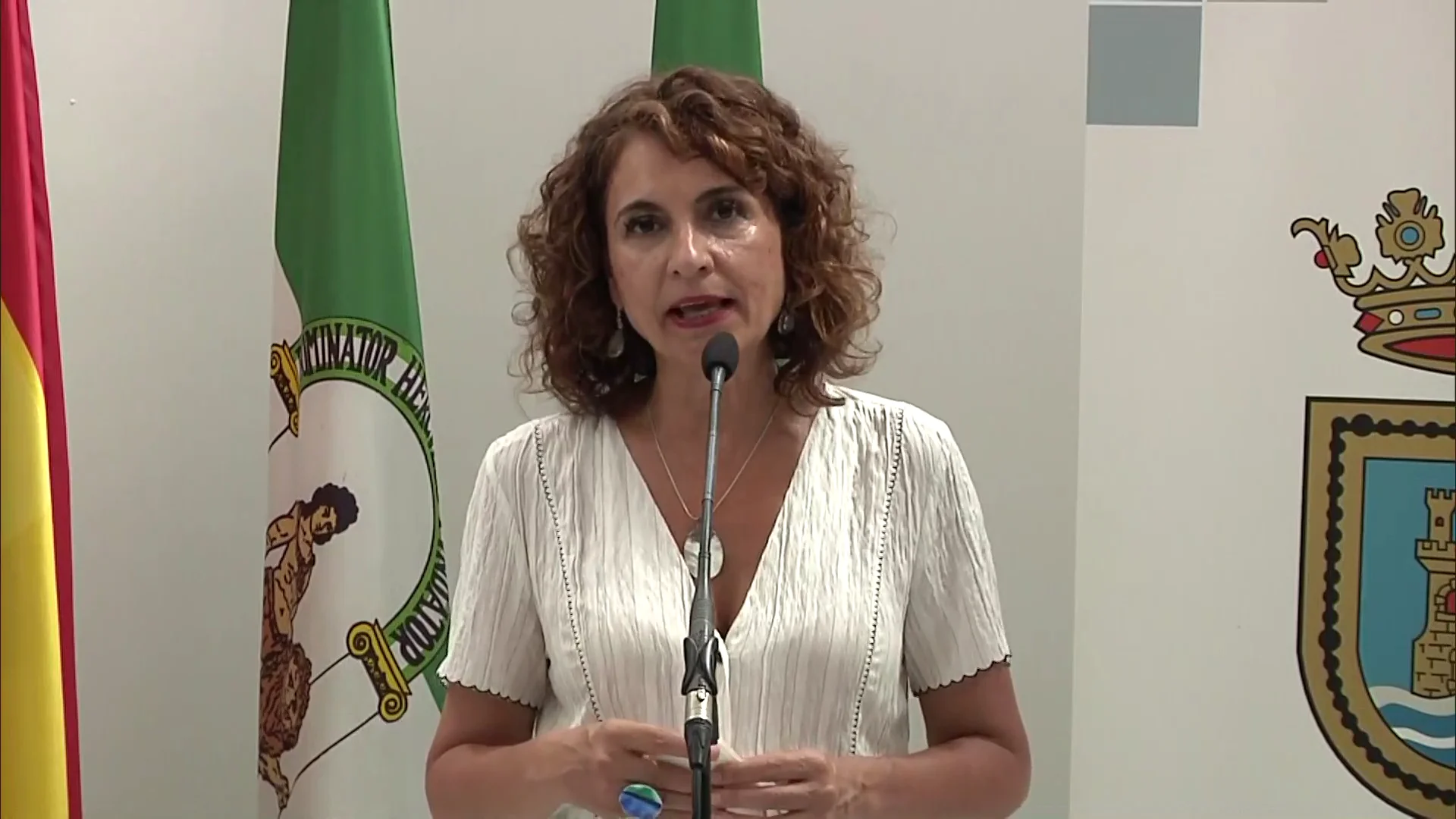 La ministra de Hacienda, María Jesús Montero, reconoce que bajar el IVA de la luz "no es suficiente" para abaratar el precio La ministra de Hacienda, María Jesús Montero, reconoce que bajar el IVA de la luz "no es suficiente" para abaratar el precio
