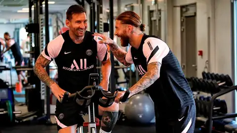 Así ha sido el primer día de Messi entrenando con el PSG: complicidad con Sergio Ramos y Neymar Así ha sido el primer día de Messi entrenando con el PSG: complicidad con Sergio Ramos y Neymar