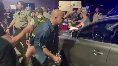 Un grupo de padres increpa a los profesores de un colegio de Tennessee por imponer el uso de la mascarilla Un grupo de padres increpa a los profesores de un colegio de Tennessee por imponer el uso de la mascarilla