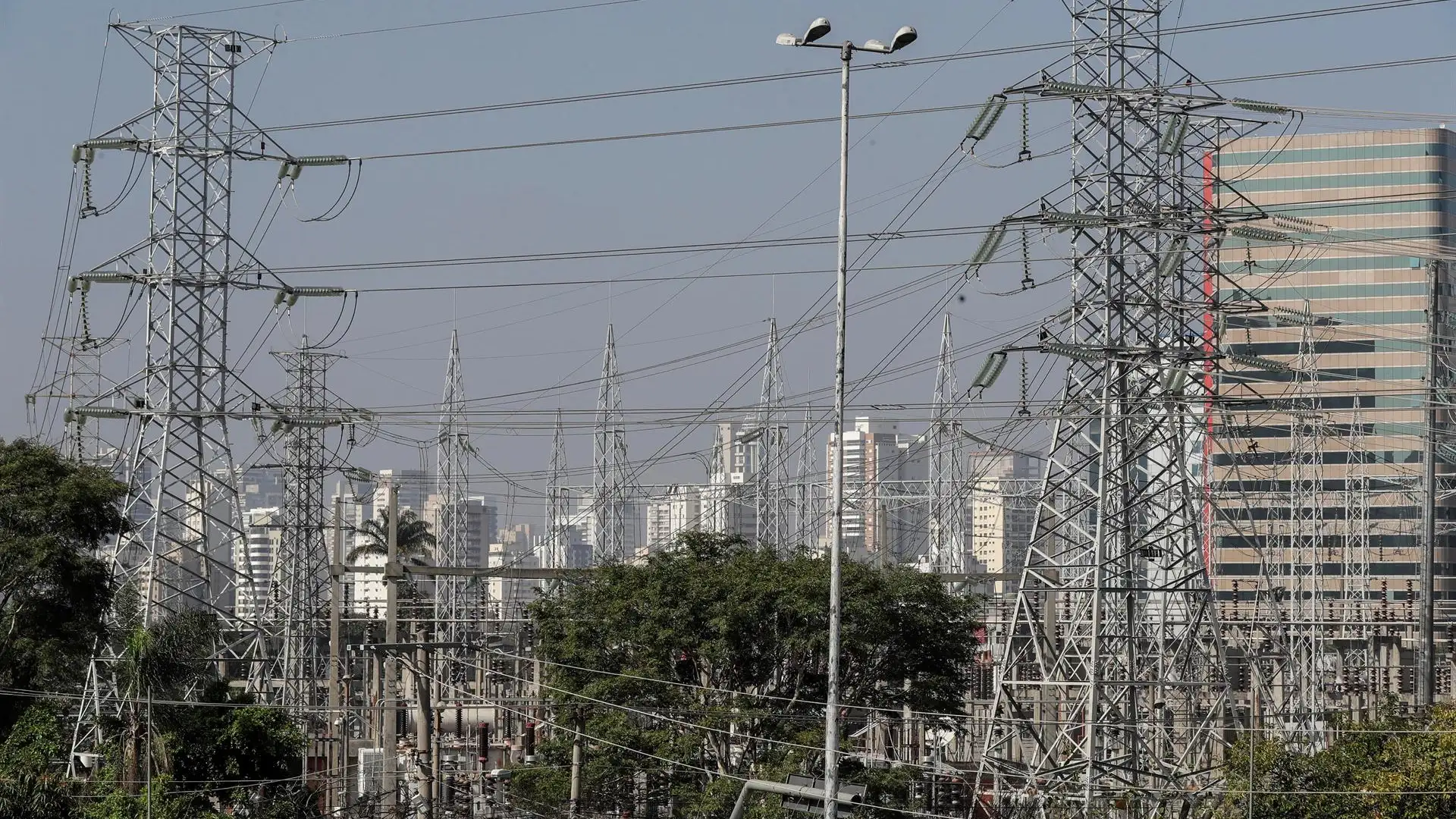 Podemos pide la creaci&oacute;n de una empresa p&uacute;blica de luz