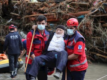 Un equipo sanitario rescato a un anciano de las inundaciones en Turquía