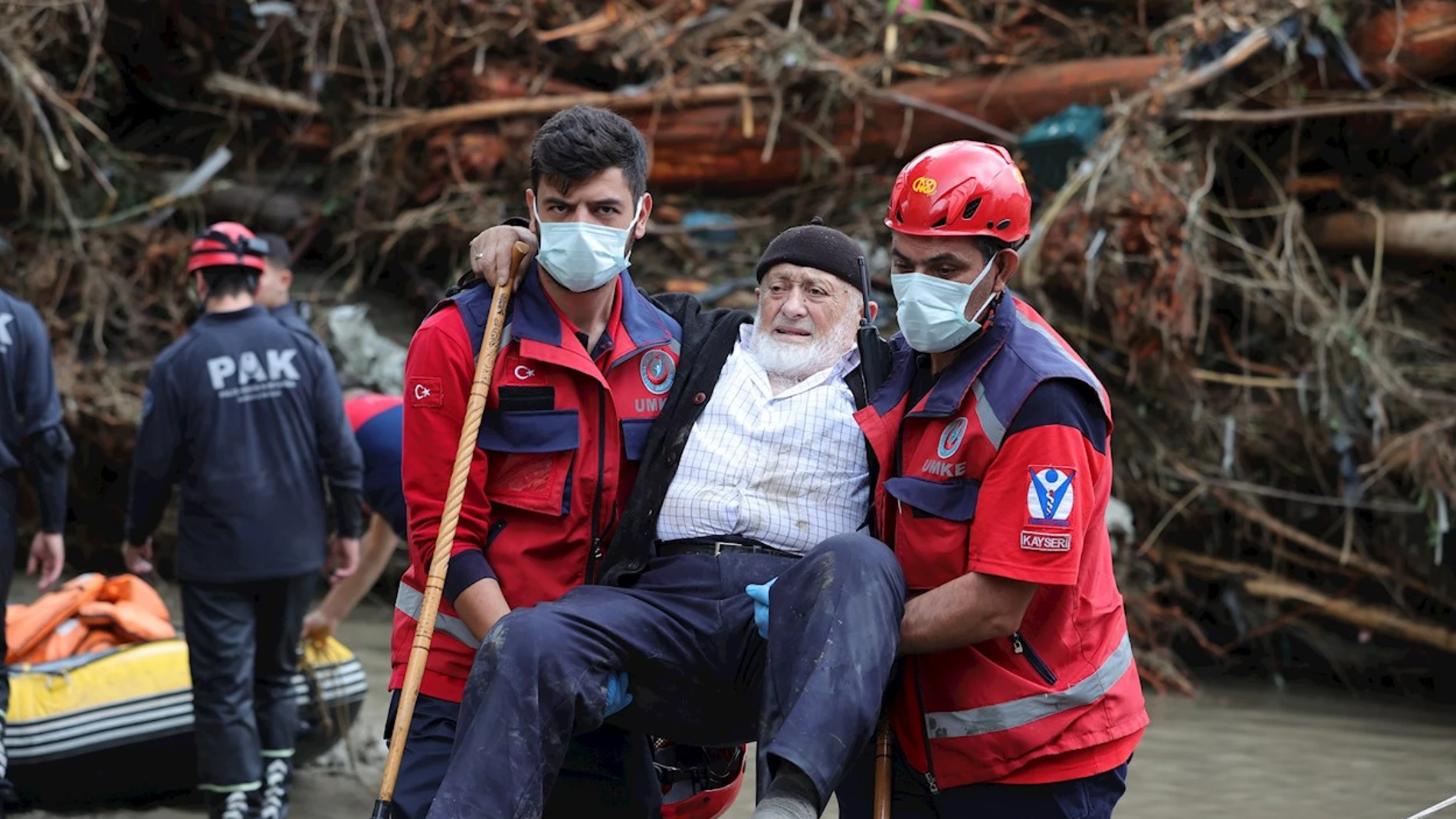 Un equipo sanitario rescato a un anciano de las inundaciones en Turquía