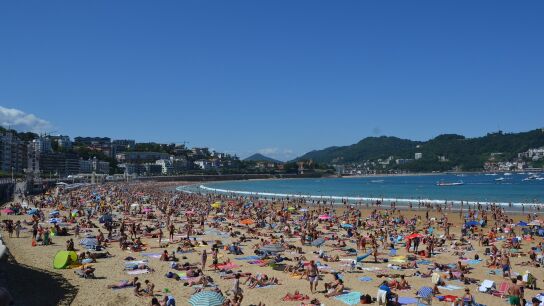 Las playas del Mediterr&aacute;neo repletas de gente para escapar de la ola de calor