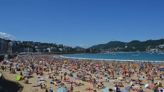 Las playas del Mediterráneo repletas de gente para escapar de la ola de calor Las playas del Mediterráneo repletas de gente para escapar de la ola de calor