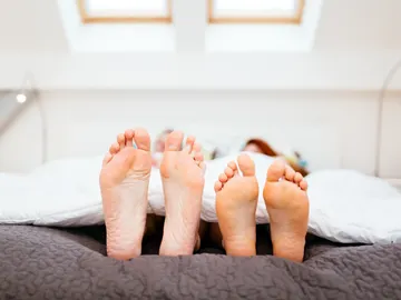 Pareja tumbada en la cama Pareja tumbada en la cama