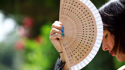 Una mujer se da aire con un abanico en el centro de Córdoba. Una mujer se da aire con un abanico en el centro de Córdoba.