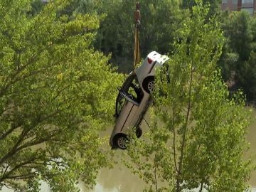 Los Bomberos rescatan el coche que cayó al Pisuerga a su paso por el Puente Mayor de Valladolid