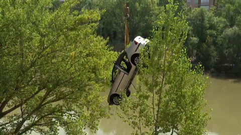 Los Bomberos rescatan el coche que cayó al Pisuerga a su paso por el Puente Mayor de Valladolid Los Bomberos rescatan el coche que cayó al Pisuerga a su paso por el Puente Mayor de Valladolid