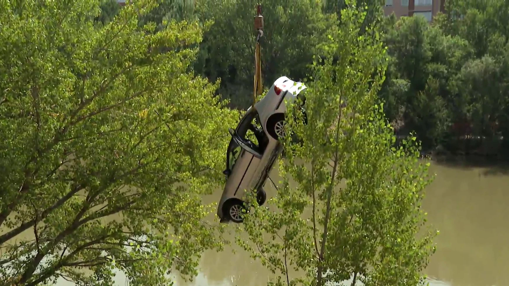 Los Bomberos rescatan el coche que cay&oacute; al Pisuerga a su paso por el Puente Mayor de Valladolid