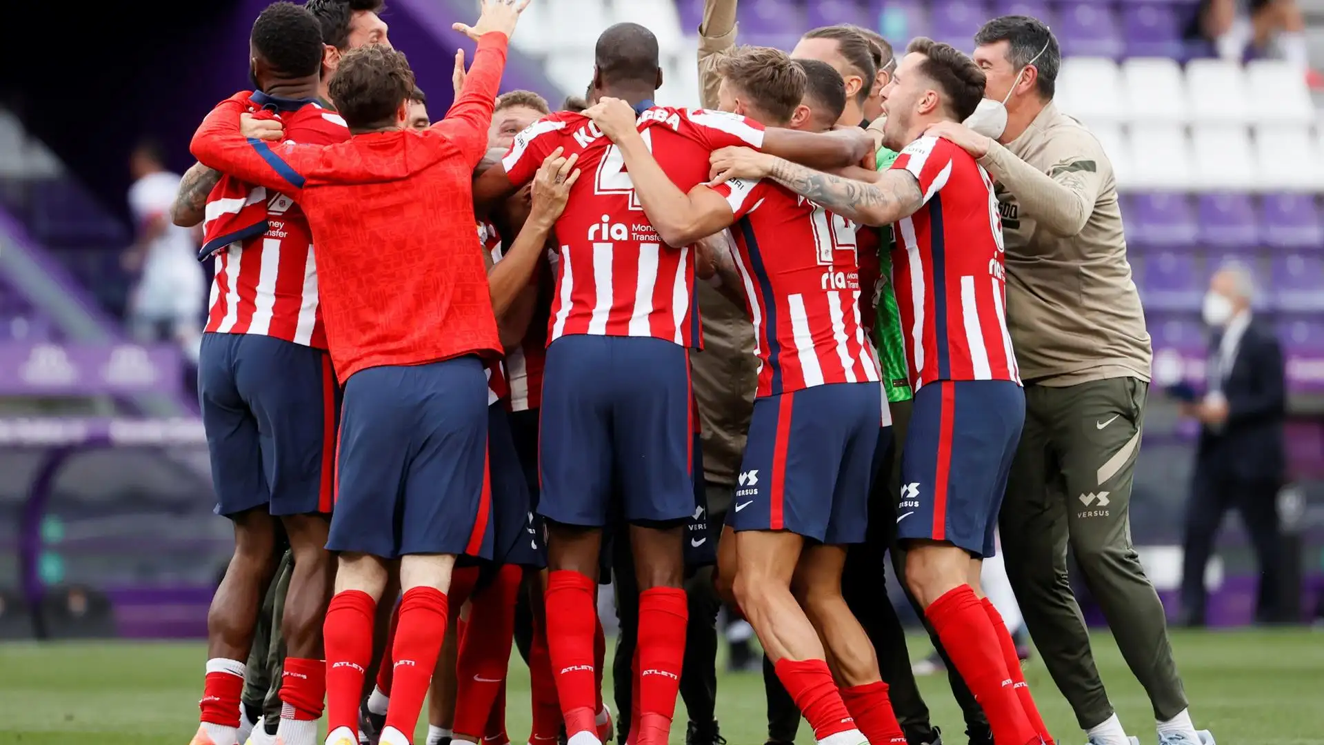 Los jugadores del Atlético de Madrid celebran el título de Liga tras ganar al Real Valladolid por 1-2 en el último partido de LaLiga Santander, el pasado 22 de mayo en el estadio José Zorrilla, en Valladolid. Los jugadores del Atlético de Madrid celebran el título de Liga tras ganar al Real Valladolid por 1-2 en el último partido de LaLiga Santander, el pasado 22 de mayo en el estadio José Zorrilla, en Valladolid.