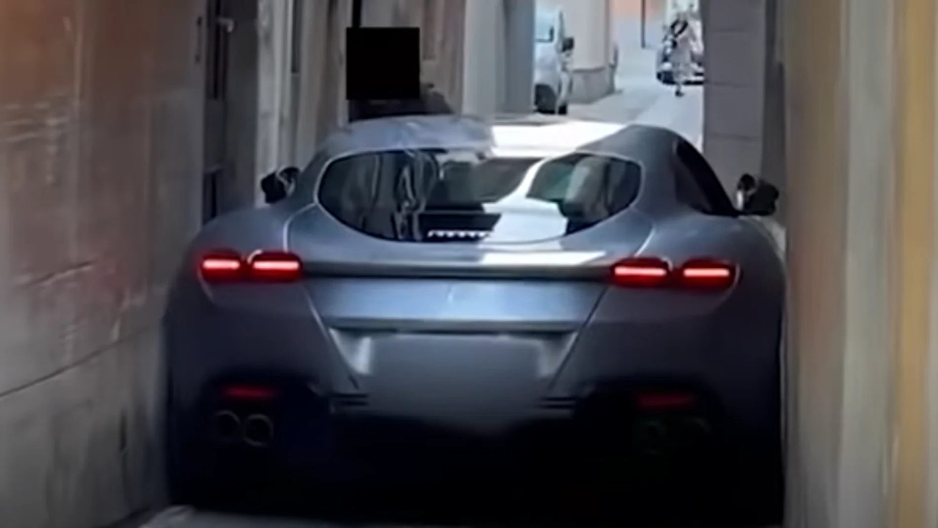 Un Ferrari de 225.000 euros se queda atrapado en una calle en Italia