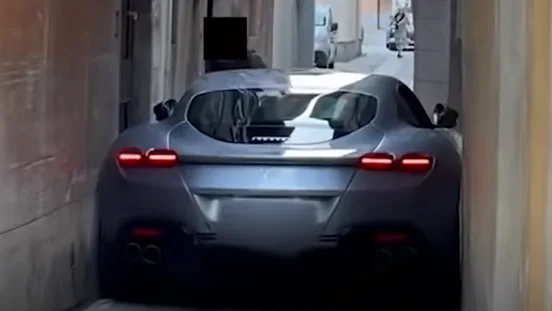 Un Ferrari de 225.000 euros se queda atrapado en una calle en Italia Un Ferrari de 225.000 euros se queda atrapado en una calle en Italia