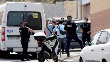 La Fiscalía y el Defensor del Pueblo anuncian una investigación sobre la repatriación de menores a Marruecos La Fiscalía y el Defensor del Pueblo anuncian una investigación sobre la repatriación de menores a Marruecos