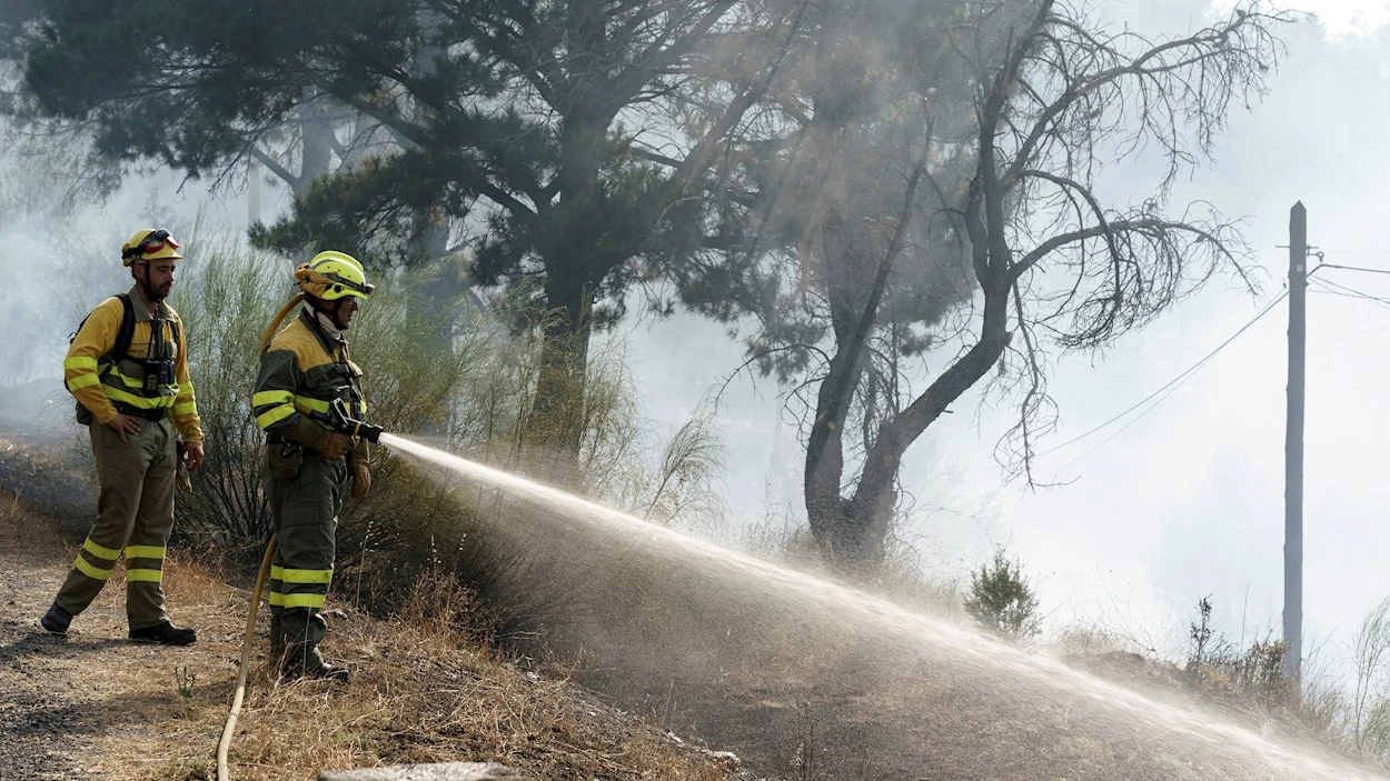 Dos bomberos intentan apagar un fuego en el municipio abulense de El Tiemblo Dos bomberos intentan apagar un fuego en el municipio abulense de El Tiemblo
