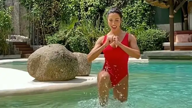 Pilar Rubio sorprende con un entrenamiento en ba&ntilde;ador en la piscina