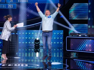 ¡A la épica! Un enorme Miki Nadal le da la victoria al equipo ‘Zapeando’ en la Ronda Final de ‘Family Feud’ ¡A la épica! Un enorme Miki Nadal le da la victoria al equipo ‘Zapeando’ en la Ronda Final de ‘Family Feud’