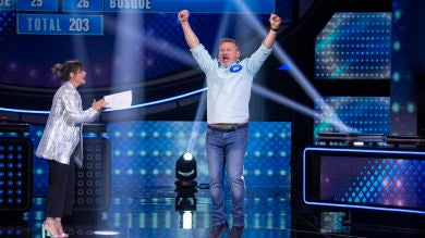 ¡Épica remontada! Un enorme Miki Nadal le da la victoria al equipo ‘Zapeando’ en la Ronda Final de ‘Family Feud’