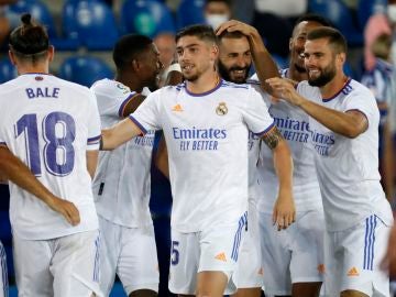 Benzema lidera al Real Madrid en su debut liguero con victoria ante el Alavés