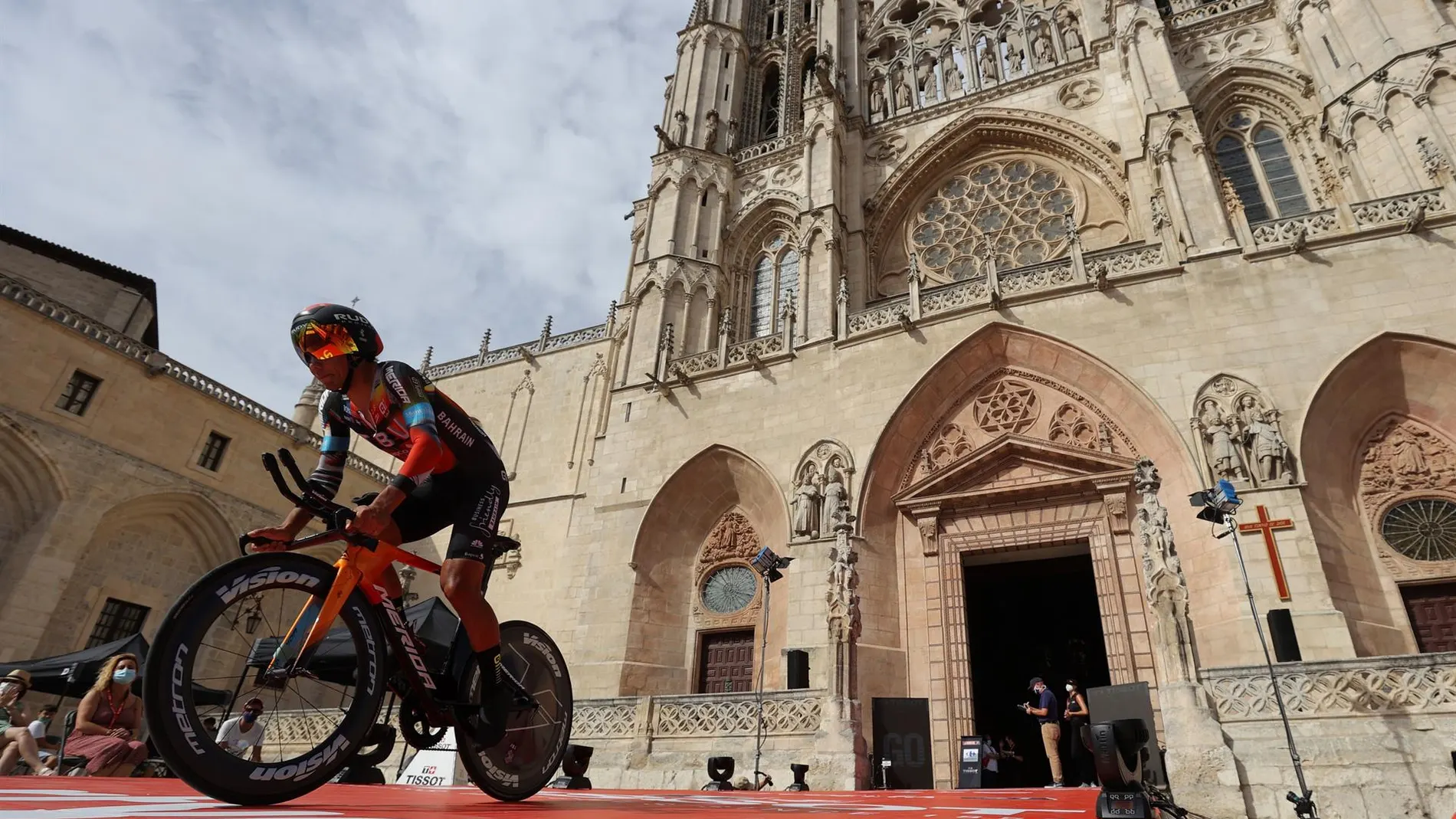 Roglic se impone en la crono inicial en Burgos y es el primer líder de la Vuelta a España